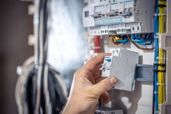 a-male-electrician-works-in-a-switchboard-with-an-electrical-connecting-cable-1-4-1536×1024-1.jpg a-male-electrician-works-in-a-switchboard-with-an-electrical-connecting-cable-1-4-1536x1024-1.jpg